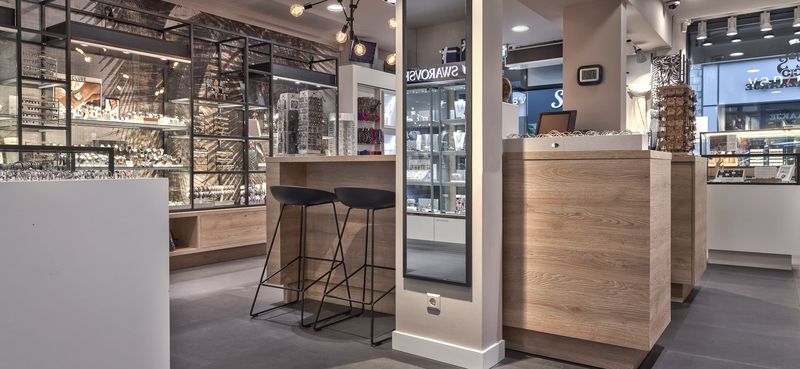 Toonbank en vitrines in de winkel van 't Oorzaakje